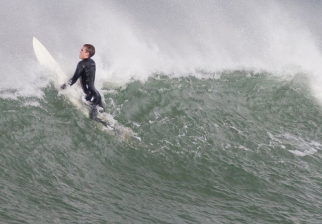  Lying on the board to ride the wave